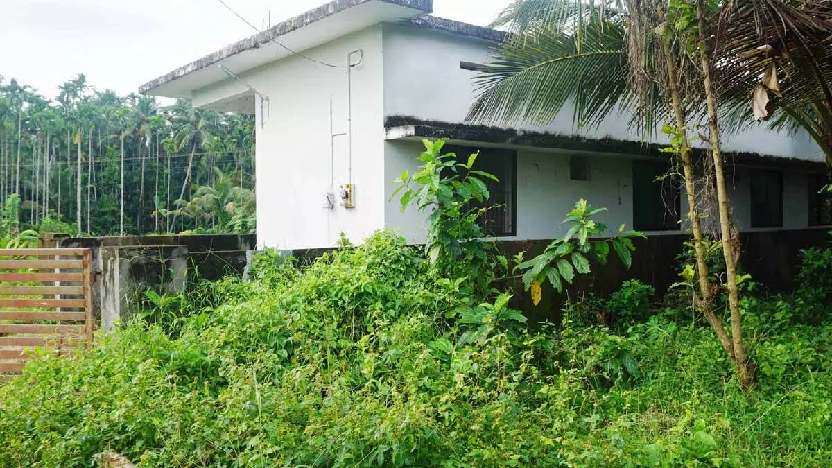 40 ലക്ഷം മുടക്കി വയലിൽ ആയുർവേദ ഡിസ്പെൻസറി നിർമിച്ചു; കുറ്റക്കാർക്കെതിരെ നടപടിയെടുക്കുമെന്ന് മന്ത്രി 40 ലക്ഷം മുടക്കി വയലിൽ ആയുർവേദ ഡിസ്പെൻസറി നിർമിച്ചു; കുറ്റക്കാർക്കെതിരെ നടപടിയെടുക്കുമെന്ന് മന്ത്രി