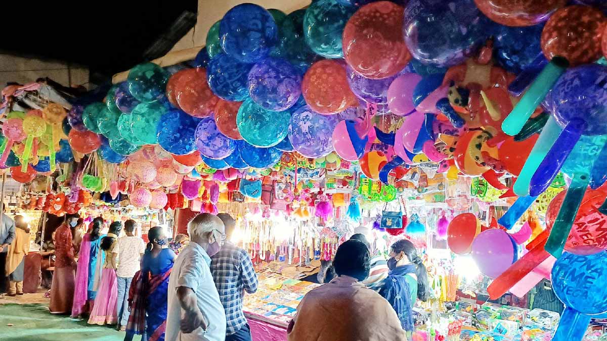 ഉത്സവാഘോഷങ്ങൾ ചടങ്ങിലൊതുങ്ങി; ദുരിതത്തിലായി കച്ചവടക്കാർ ഉത്സവാഘോഷങ്ങൾ ചടങ്ങിലൊതുങ്ങി; ദുരിതത്തിലായി കച്ചവടക്കാർ