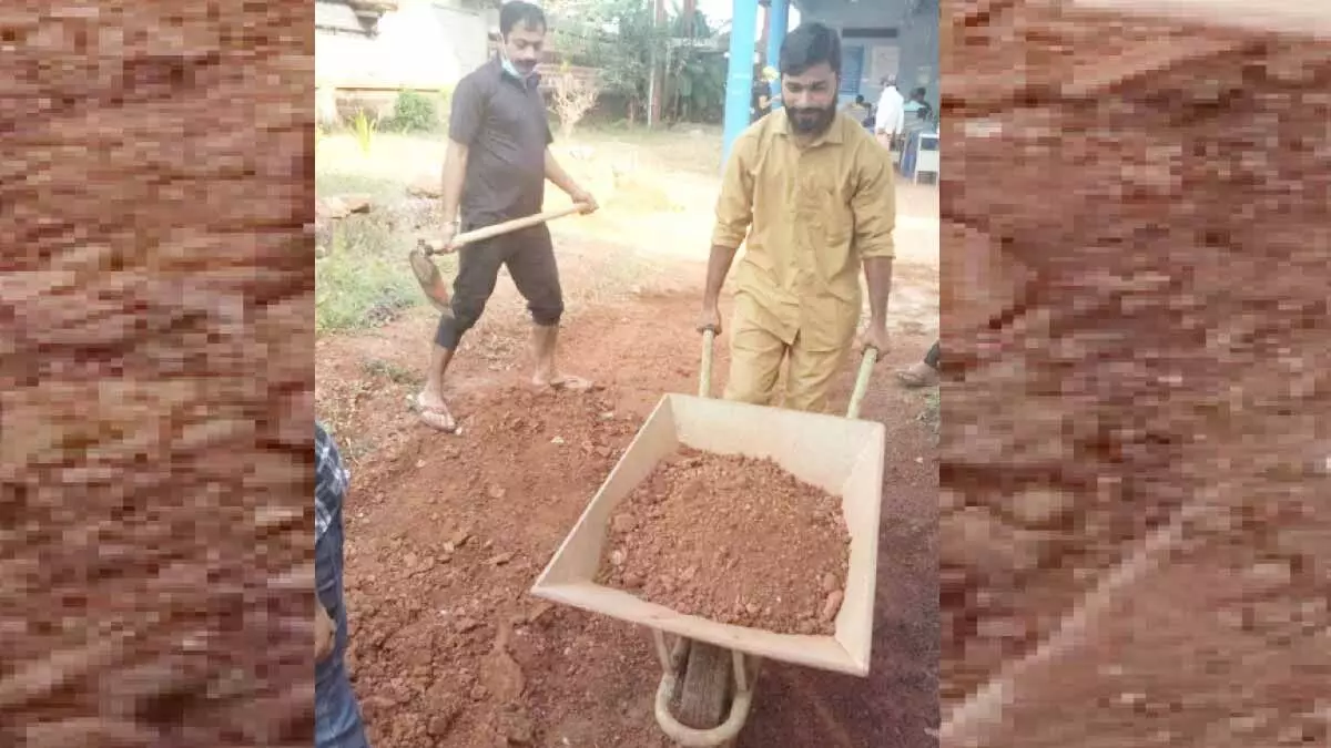 സിറിഞ്ച് പിടിക്കുന്ന കൈയിൽ തൂമ്പയെടുത്തു; ആശുപത്രി വളപ്പിൽ കോൺക്രീറ്റ് റോഡ്