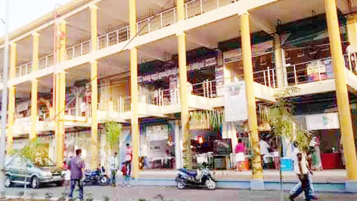 ആർക്കും വേണ്ടാതെ 108 കടമുറികള്! ആളുകേറാതെ അലാമിപ്പള്ളി ബസ് സ്റ്റാൻഡ് ആർക്കും വേണ്ടാതെ 108 കടമുറികള്! ആളുകേറാതെ അലാമിപ്പള്ളി ബസ് സ്റ്റാൻഡ്