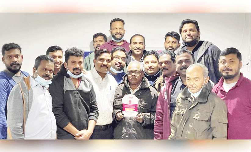 35 വർഷത്തെ പ്രവാസത്തിന് വിരാമം; സോമന് കേളിയുടെ യാത്രയയപ്പ് 35 വർഷത്തെ പ്രവാസത്തിന് വിരാമം; സോമന് കേളിയുടെ യാത്രയയപ്പ്