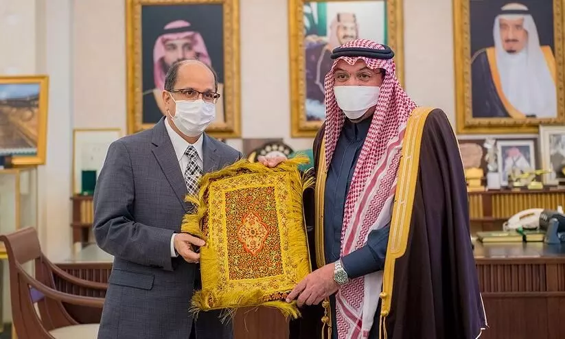 ഇന്ത്യൻ അംബാസഡറും ഖസീം ഗവർണറും കൂടിക്കാഴ്ച നടത്തി ഇന്ത്യൻ അംബാസഡറും ഖസീം ഗവർണറും കൂടിക്കാഴ്ച നടത്തി