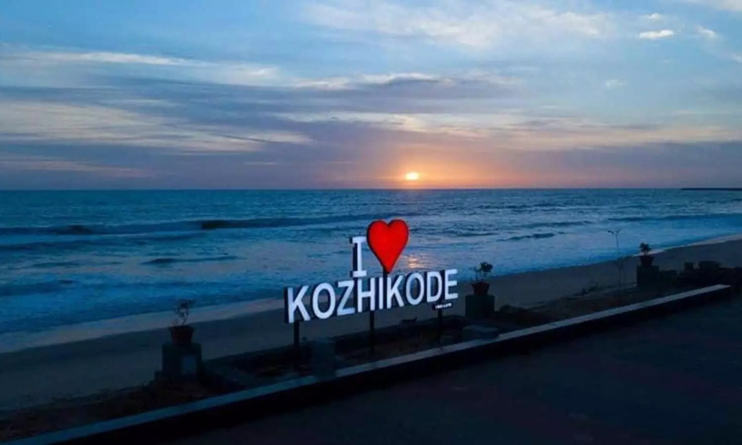 കോഴിക്കോട് ജില്ലയിൽ പൊതു പരിപാടിക്ക് നിരോധനം; നി​ന്നു​കൊ​ണ്ടു​ള്ള ബ​സ്​ യാ​​ത്ര അ​നു​വ​ദ​ിക്കില്ല