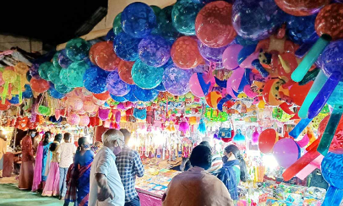 ഉ​ത്സ​വാ​ഘോ​ഷ​ങ്ങ​ൾ ച​ട​ങ്ങി​ലൊ​തു​ങ്ങി; ദു​രി​ത​ത്തി​ലാ​യി ക​ച്ച​വ​ട​ക്കാ​ർ