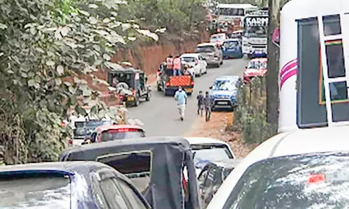 സഞ്ചാരികളുടെ എണ്ണം കൂടി; മൂന്നാറിൽ കുരുക്കും മുറുകി