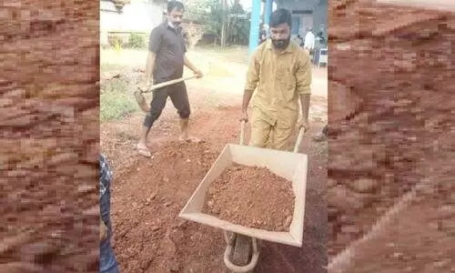 സിറിഞ്ച് പിടിക്കുന്ന കൈയിൽ തൂമ്പയെടുത്തു; ആശുപത്രി വളപ്പിൽ കോൺക്രീറ്റ് റോഡ്