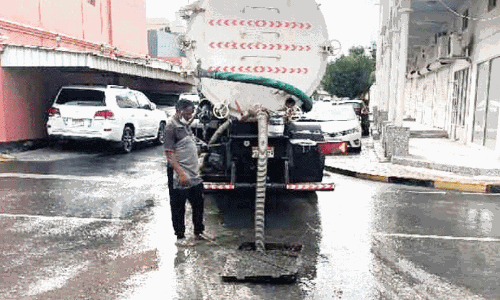 തെ​രു​വു​ക​ളി​ൽ​നി​ന്ന് മ​ഴ​വെ​ള്ളം നീ​ക്കി