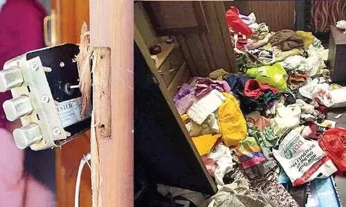 തസ്കര വിളയാട്ടം: പെ​രി​ഞ്ഞ​ന​ത്ത് അ​ട​ച്ചി​ട്ട വീ​ട്ടി​ൽ മോ​ഷ​ണം; മ​തി​ല​കത്ത് പ്ര​വാ​സി​യു​ടെ വീ​ട് കു​ത്തി​ത്തു​റ​ന്ന് ക​വ​ർ​ച്ച