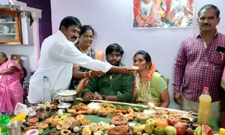 കഴിക്കാൻ 365 തരം വിഭവങ്ങൾ; കണ്ണുതള്ളി ഭാവി മരുമകൻ- ആന്ധ്രയിലെ മെഗാവിരുന്നിന്റെ വിശേഷങ്ങളറിയാം കഴിക്കാൻ 365 തരം വിഭവങ്ങൾ; കണ്ണുതള്ളി ഭാവി മരുമകൻ- ആന്ധ്രയിലെ മെഗാവിരുന്നിന്റെ വിശേഷങ്ങളറിയാം