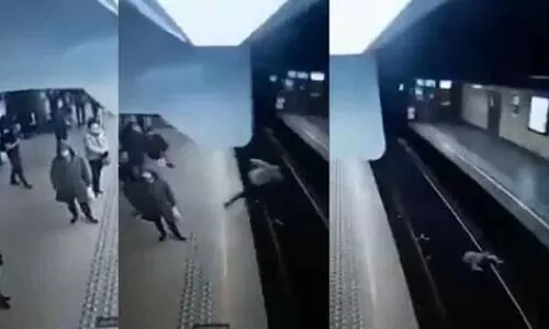 ട്രെയിൻ വരുന്നതിന് തൊട്ടുമുമ്പ് 23കാരൻ യുവതിയെ ട്രാക്കിലേക്ക് തള്ളിയിട്ടു; പിന്നെ സംഭവിച്ചത്...