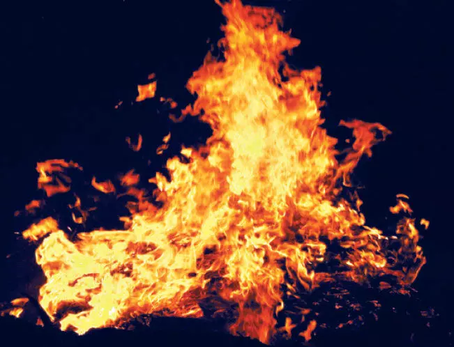 ഇമേജ് പ്ലാന്റിലെ തീ രണ്ടാം ദിവസവും അണഞ്ഞില്ല: മാലിന്യം കുന്നുകൂടാൻ ഇടയാക്കുമെന്ന് ആശങ്ക ഇമേജ് പ്ലാന്റിലെ തീ രണ്ടാം ദിവസവും അണഞ്ഞില്ല: മാലിന്യം കുന്നുകൂടാൻ ഇടയാക്കുമെന്ന് ആശങ്ക