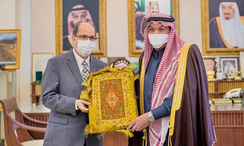 ഇ​ന്ത്യ​ൻ അം​ബാ​സ​ഡ​റും ഖ​സീം ഗ​വ​ർ​ണ​റും കൂ​ടി​ക്കാ​ഴ്ച ന​ട​ത്തി