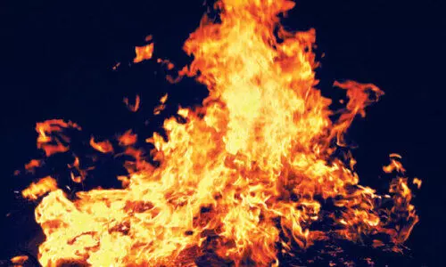 ഇ​മേ​ജ്​ പ്ലാ​ന്‍റി​ലെ തീ ര​ണ്ടാം ദി​വ​സ​വും ​അ​ണ​ഞ്ഞി​ല്ല:  മാ​ലി​ന്യം കു​ന്നു​കൂ​ടാ​ൻ ഇ​ട​യാ​ക്കു​മെ​ന്ന്​ ആ​ശ​ങ്ക