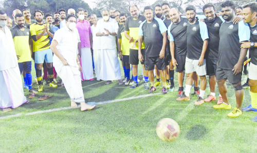 സി.​പി.​എം ജി​ല്ല സ​മ്മേ​ള​ന പ്രചാരണ ഫു​ട്ബാ​ൾ; ബൂ​ട്ട​ണി​ഞ്ഞ് പാ​പ്പ​ച്ച​നും അ​ഞ്ചേ​രി​യും