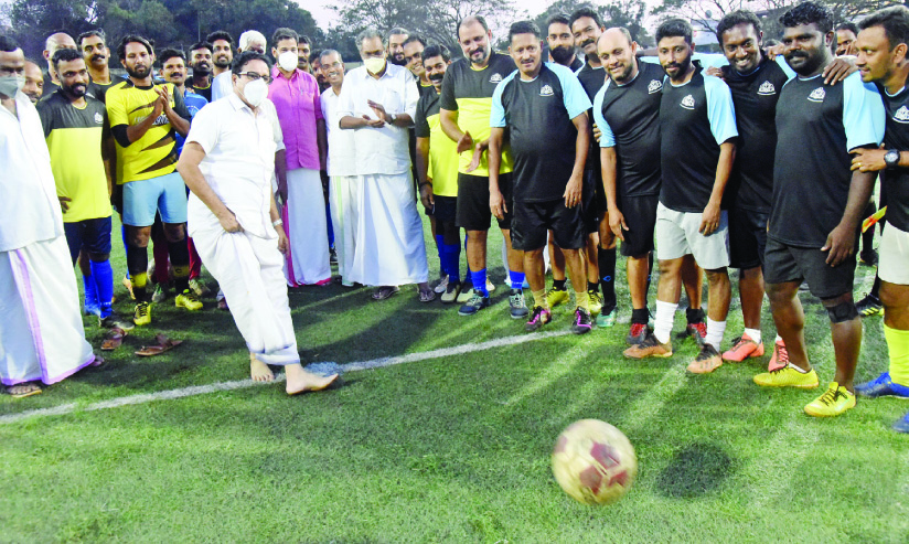 സി.​പി.​എം ജി​ല്ല സ​മ്മേ​ള​ന പ്രചാരണ ഫു​ട്ബാ​ൾ; ബൂ​ട്ട​ണി​ഞ്ഞ് പാ​പ്പ​ച്ച​നും അ​ഞ്ചേ​രി​യും