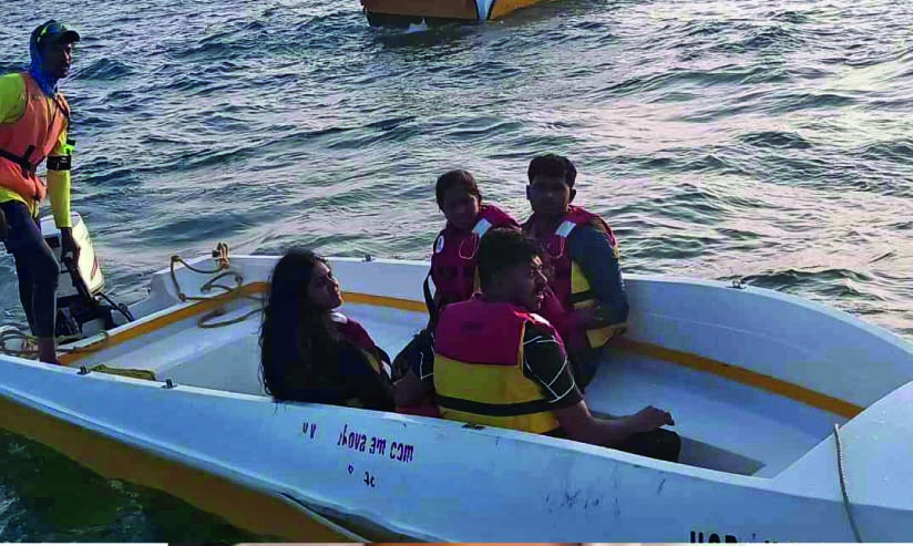 പാരാസെയിലിങ്ങിനിടെ കാറ്റിന്റെ ഗതി മാറിയതിനെ തുടർന്ന് രണ്ട് സഞ്ചാരികൾ കടലിൽ അകപ്പെട്ടു