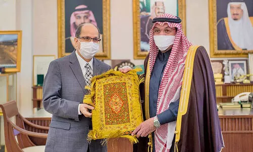 ഇ​ന്ത്യ​ൻ അം​ബാ​സ​ഡ​റും ഖ​സീം ഗ​വ​ർ​ണ​റും കൂ​ടി​ക്കാ​ഴ്ച ന​ട​ത്തി