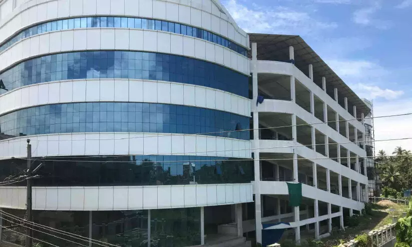 കടകൾക്കായി വ്യാപാരികളുടെ നെട്ടോട്ടം; നോക്കുകുത്തിയായി ബി.ഒ.ടി കെട്ടിടം കടകൾക്കായി വ്യാപാരികളുടെ നെട്ടോട്ടം; നോക്കുകുത്തിയായി ബി.ഒ.ടി കെട്ടിടം