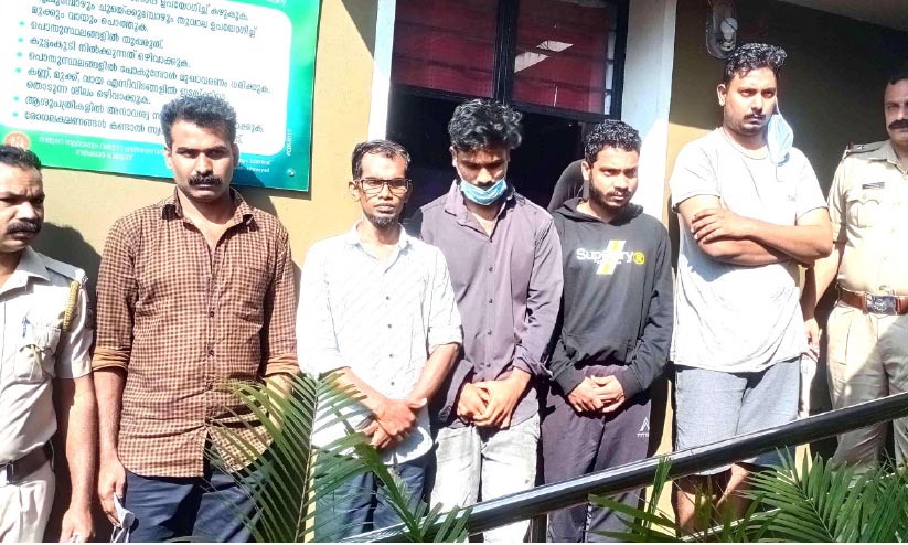 മാരകായുധങ്ങളുമായി അഞ്ചംഗ കൊള്ളസംഘം മീനങ്ങാടിയിൽ പിടിയിൽ മാരകായുധങ്ങളുമായി അഞ്ചംഗ കൊള്ളസംഘം മീനങ്ങാടിയിൽ പിടിയിൽ