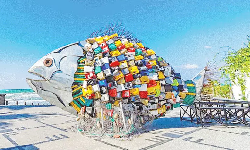 പരിസ്ഥിതി ബോധവത്കരണത്തിന് മത്സ്യശിൽപം നിർമിച്ച് ഒമാനി കലാകാരന്മാർ പരിസ്ഥിതി ബോധവത്കരണത്തിന് മത്സ്യശിൽപം നിർമിച്ച് ഒമാനി കലാകാരന്മാർ