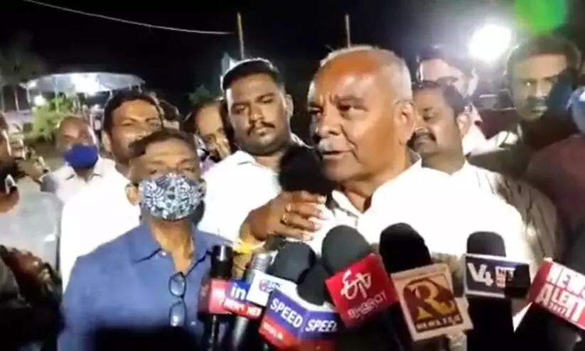മാസ്ക് ധരിക്കാതെ പൊതുപരിപാടിയിൽ പങ്കെടുത്ത് കർണാടക മന്ത്രി; മോദിയുടെ പരാമർശം കടമെടുത്ത് വിശദീകരണം മാസ്ക് ധരിക്കാതെ പൊതുപരിപാടിയിൽ പങ്കെടുത്ത് കർണാടക മന്ത്രി; മോദിയുടെ പരാമർശം കടമെടുത്ത് വിശദീകരണം