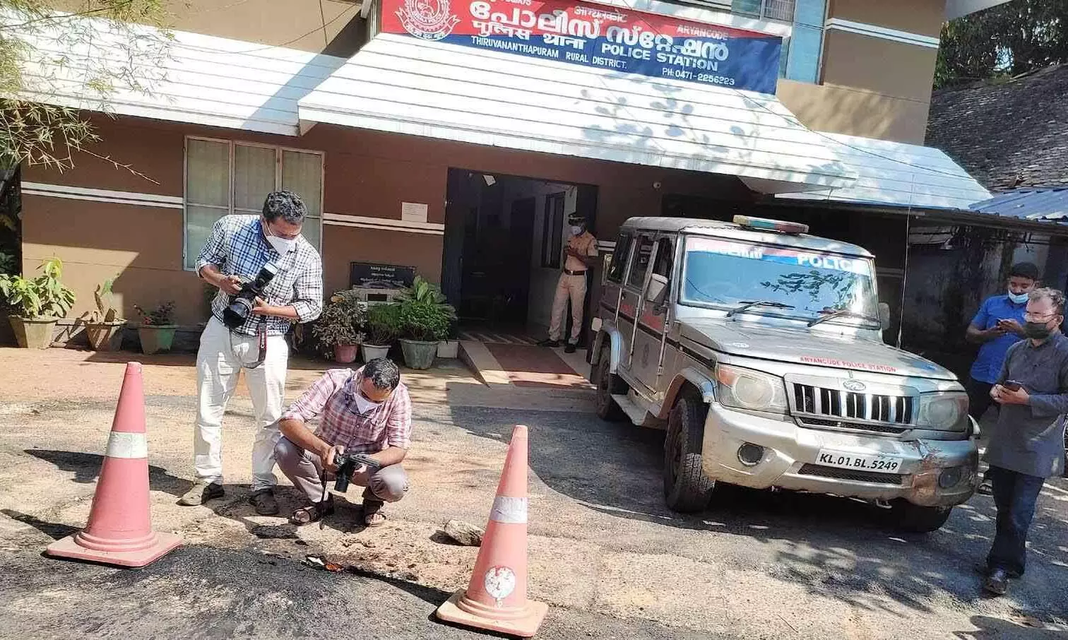 പൊലീസ് സ്‌റ്റേഷനിലേക്ക് ബോംബെറിഞ്ഞ കേസിൽ രണ്ടു പേര്‍ പിടിയില്‍
