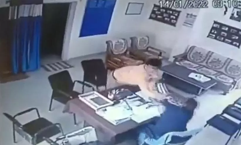 പ്രിൻസിപ്പലിനെ ഓഫിസിൽ കയറി മർദിച്ച് പ്രഫസർ; സി.സി.ടി.വി ദൃശ്യങ്ങൾ വൈറൽ പ്രിൻസിപ്പലിനെ ഓഫിസിൽ കയറി മർദിച്ച് പ്രഫസർ; സി.സി.ടി.വി ദൃശ്യങ്ങൾ വൈറൽ