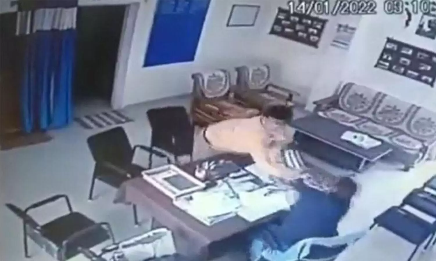 പ്രിൻസിപ്പലിനെ ഓഫിസിൽ കയറി മർദിച്ച് പ്രഫസർ; സി.സി.ടി.വി ദൃശ്യങ്ങൾ വൈറൽ