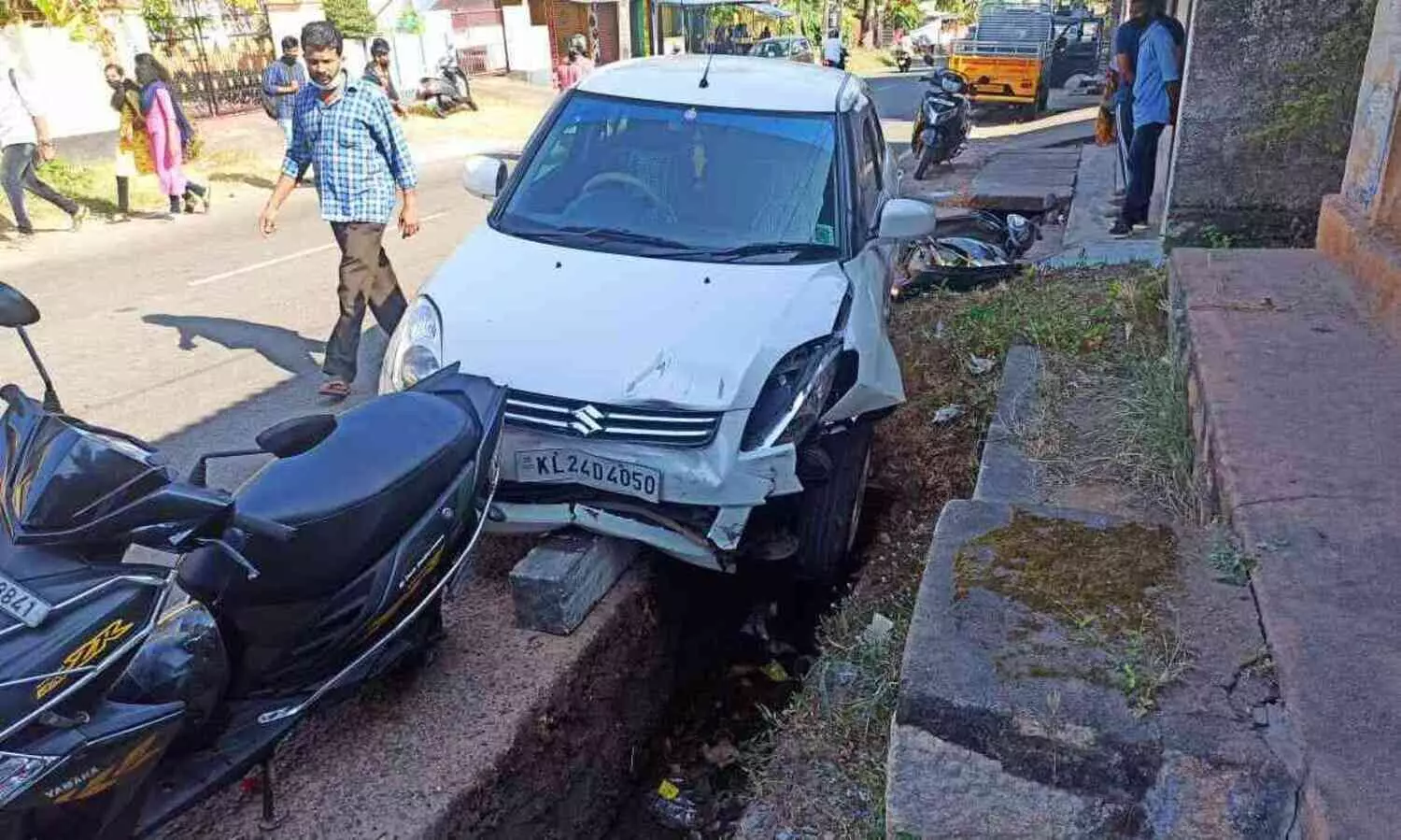 നിയന്ത്രണംവിട്ട കാർ ഇടിച്ച് ബൈക്ക് യാത്രികന് പരിക്ക്