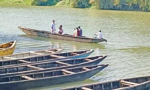 തോ​ണി സ​ർ​വി​സ്​ മു​ട​ങ്ങി: സ​ഞ്ചാ​രി​ക​ൾ​ക്കാ​യി  തു​ഴ​യെ​റി​ഞ്ഞ്​ തോ​ണി​ക്കാ​ർ