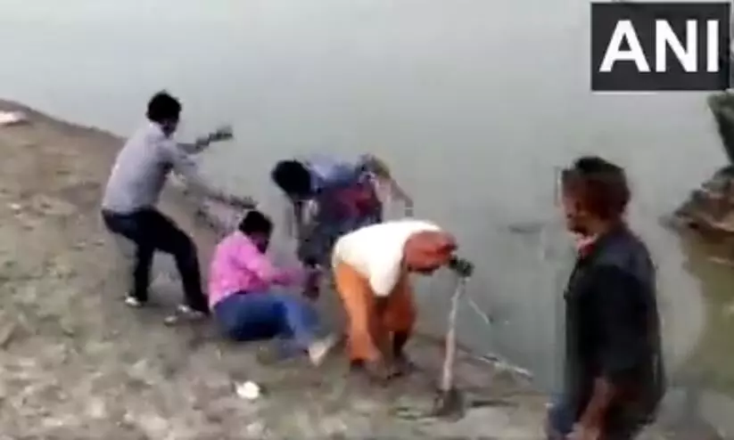 One attacks health worker another climbs tree in Bihar to avoid Covid vaccine One attacks health worker another climbs tree in Bihar to avoid Covid vaccine