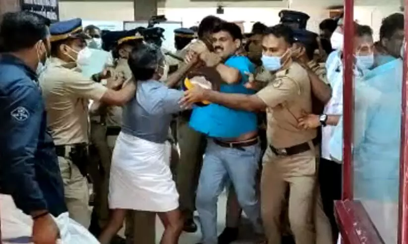 സില്വര് ലൈന് വിശദീകരണ യോഗത്തിലേക്ക് യൂത്ത് കോണ്ഗ്രസ് പ്രതിഷേധം; റിജില് മാക്കുറ്റിക്ക് മര്ദനം VIDEO സില്വര് ലൈന് വിശദീകരണ യോഗത്തിലേക്ക് യൂത്ത് കോണ്ഗ്രസ് പ്രതിഷേധം; റിജില് മാക്കുറ്റിക്ക് മര്ദനം VIDEO