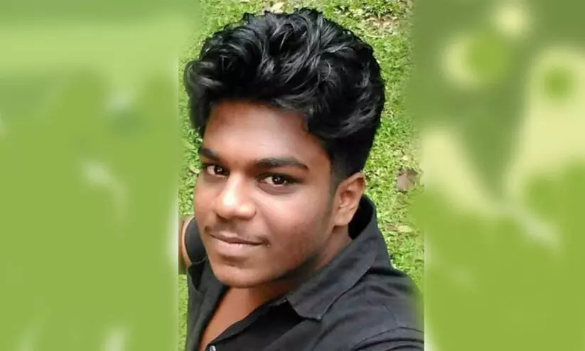 പാസ്പോർട്ട് ഓഫീസിൽ നിന്ന് മടങ്ങിയ യുവാവ് ബൈക്കപകടത്തിൽ മരിച്ചു പാസ്പോർട്ട് ഓഫീസിൽ നിന്ന് മടങ്ങിയ യുവാവ് ബൈക്കപകടത്തിൽ മരിച്ചു