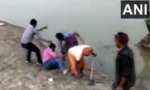 One attacks health worker another climbs tree in Bihar to avoid Covid vaccine