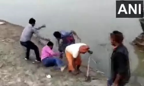 One attacks health worker another climbs tree in Bihar to avoid Covid vaccine