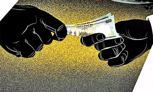 കൈ​ക്കൂ​ലി: ര​ണ്ട്​ റ​വ​ന്യൂ വ​കു​പ്പ്​ ഉ​ദ്യോ​ഗ​സ്ഥ​ർ പി​ടി​യി​ൽ