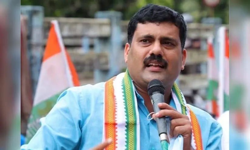 ചുവപ്പ്​ നരച്ചാൽ കാവി, തനിക്ക്​ തല്ല്​ കിട്ടിയതിൽ സഖാക്കളേക്കാൾ സന്തോഷം സംഘികൾക്ക്​ -റിജിൽ മാക്കുറ്റി