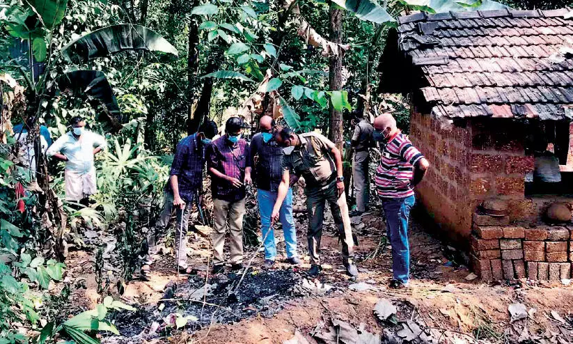 വീ​ട്ടു​വ​ള​പ്പി​ൽ മാലിന്യം കത്തിക്കുന്നതിനിടെ സ്ഫോടനം