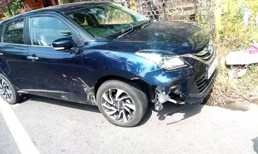 കാട്ടുപന്നിയെ ഇടിച്ച് കാർ തകർന്നു കാട്ടുപന്നിയെ ഇടിച്ച് കാർ തകർന്നു