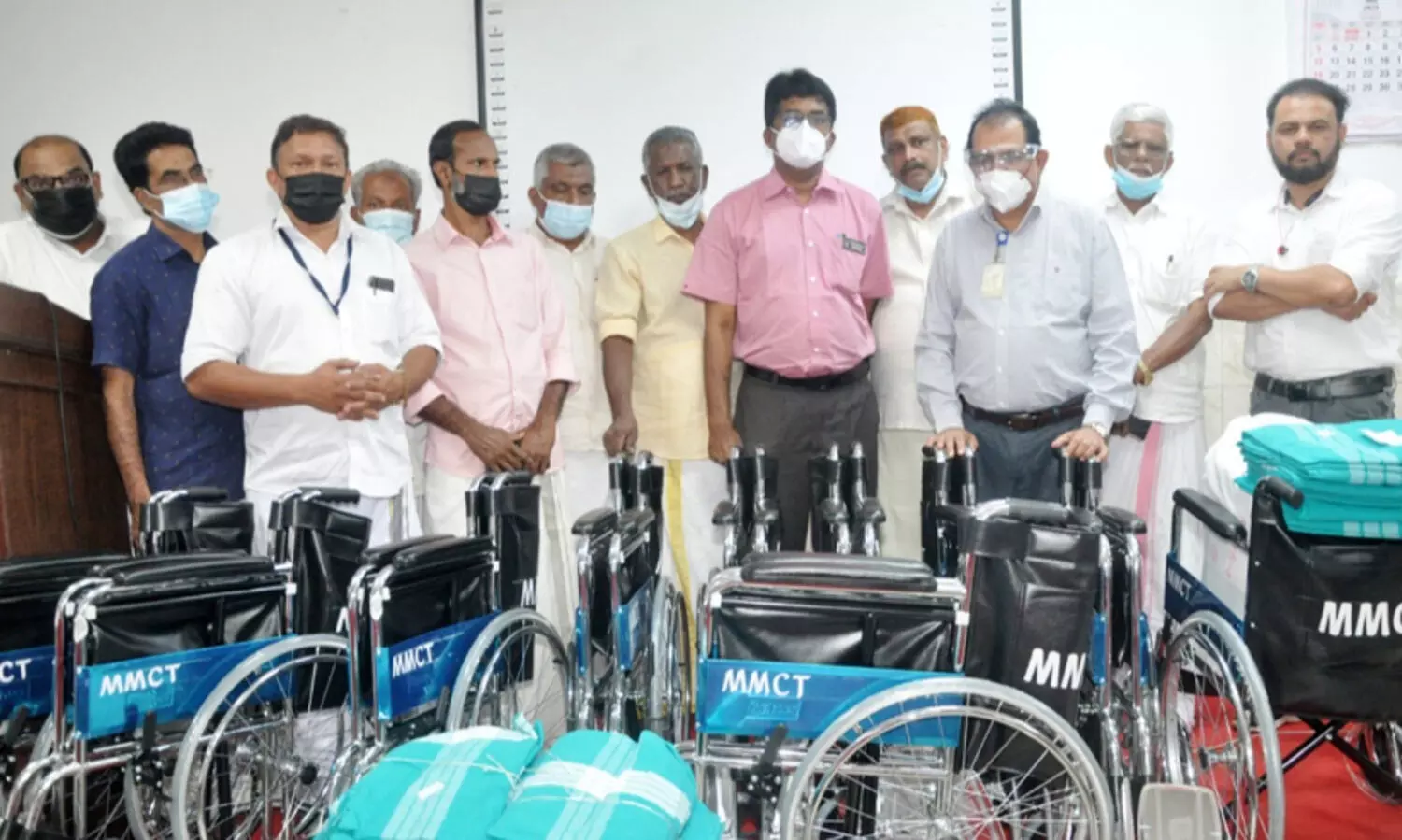 മെഡിക്കല്‍ കോളേജിന് വീല്‍ചെയറുകളും ബെഡ് ഷീറ്റുകളും നല്‍കി