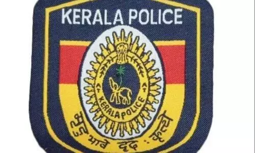 പൊ​ലീ​സി‍ന്‍റെ ഔ​ദ്യോ​ഗി​ക ഡേ​റ്റ​ബേ​സി​ൽ​നി​ന്ന്  വിവരം ചോർത്തിയ സംഭവം; പൊലീസുകാരന്​​ നോട്ടീസ്