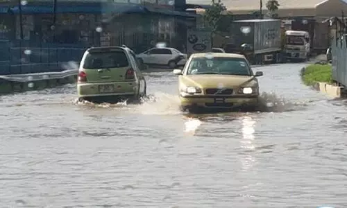 മ​ഴ​വെ​ള്ളം ഒ​ഴി​വാ​ക്കു​ന്ന​തി​നു​ള്ള പ്ര​വ​ർ​ത്ത​നം ശ​ക്ത​മാ​ക്കി
