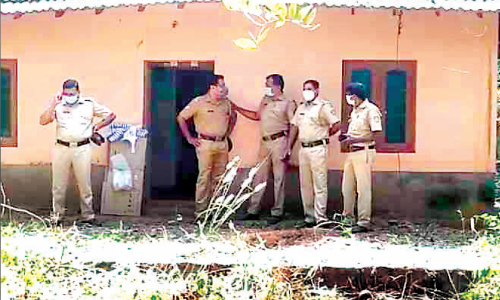 കൊ​ല​ക്കേ​സ്​ പ്ര​തിയുടെ വീട്ടിൽ പഴകിയ മൃതദേഹാവശിഷ്​ടം; തലഭാ​ഗം ക​ഴു​ക്കോ​ലി​ൽ സാ​രി കെ​ട്ടി കു​ടു​ക്കി​ട്ട നി​ല​യിൽ