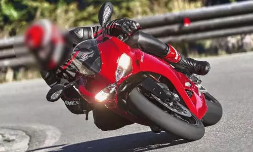 സൂ​പ്പ​ർ ബൈ​ക്ക് നിർത്താതെ പാഞ്ഞു; കോൺഫറൻസ്​​​ കാളിലൂടെ പണികൊടുത്തു, ​ 9000 രൂപ പിഴ