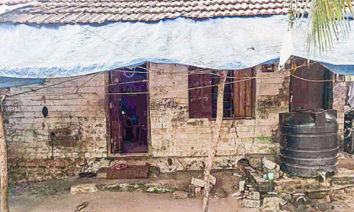 ഇത് പാ​ർ​ഥ​ന്റെ വീട്, പാലം പണിക്കിടെ ഏതുനിമിഷവും നിലംപൊത്തിയേക്കാം...