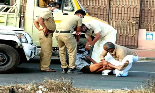 ന​ടു​റോ​ഡി​ല്‍ മ​ദ്യ​പ​ന്റെ വി​ള​യാ​ട്ടം; മ​ണി​ക്കൂ​റോ​ളം ഗ​താ​ഗ​ത​ക്കു​രു​ക്ക്