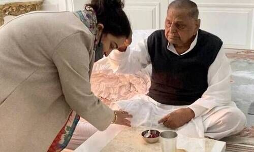 ബി.ജെ.പി അംഗത്വത്തിന് പിന്നാലെ മുലായം സിങ് യാദവിന്‍റെ അനുഗ്രഹം തേടി മരുമകൾ അപർണ യാദവ്