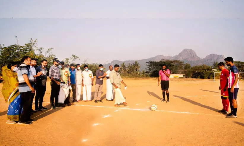 ഒളിമ്പിക് ഗെയിംസ് ഫുട്ബാൾ നിർത്തിവെപ്പിച്ച് പൊലീസ്; സംഘാടകർക്ക് പിഴയിട്ടു ഒളിമ്പിക് ഗെയിംസ് ഫുട്ബാൾ നിർത്തിവെപ്പിച്ച് പൊലീസ്; സംഘാടകർക്ക് പിഴയിട്ടു