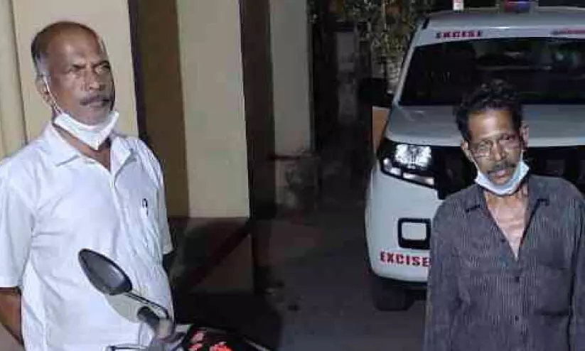 വിൽപനക്കായി സ്‌കൂട്ടറില്‍ മദ്യം കടത്തിയ റിട്ട. എസ്.ഐയും കൂട്ടാളിയും അറസ്റ്റിൽ