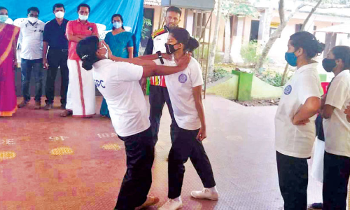 പെൺകുട്ടികൾക്ക് ആത്മവിശ്വാസം പകരാൻ സധൈര്യം